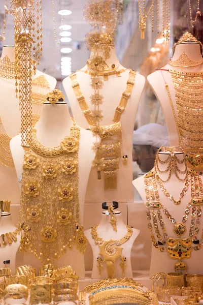 Biżuteria złota w oknie sklep — Zdjęcie stockowe