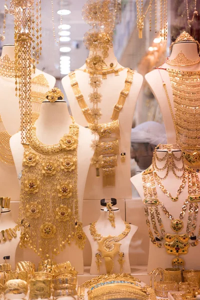 Joyas de oro en el escaparate — Foto de Stock