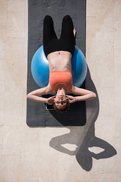 Nő a feladatot pilates labda felülnézet — Stock Fotó