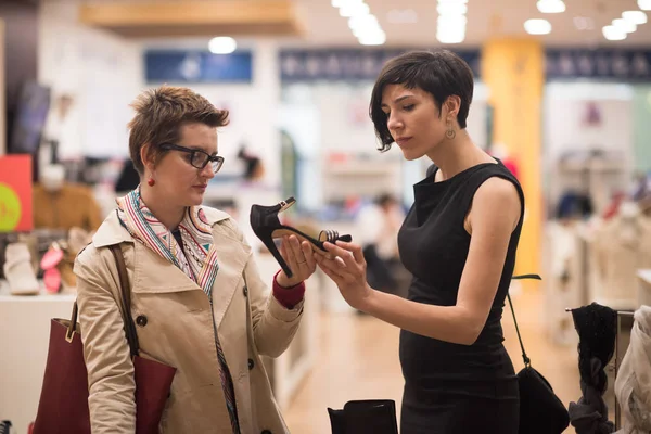 Bästa vän shopping i stora köpcentrum — Stockfoto