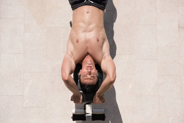 Homem fazendo exercícios matinais — Fotografia de Stock