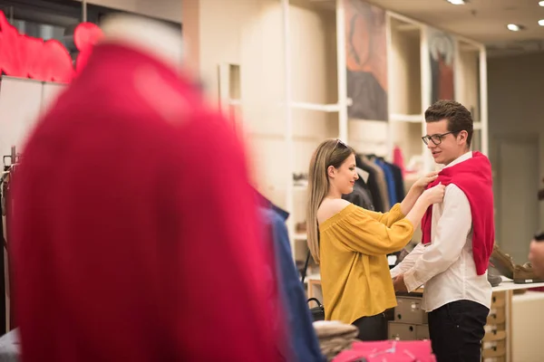 Pareja en tienda de ropa — Foto de Stock