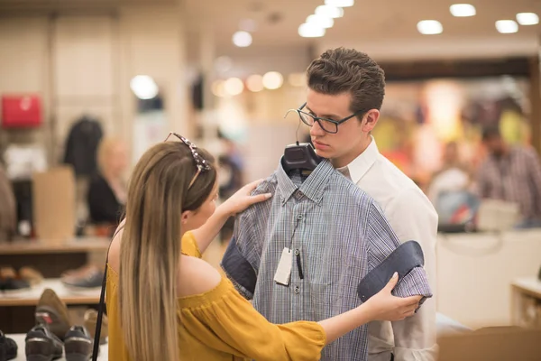 Pareja en tienda de ropa — Foto de Stock