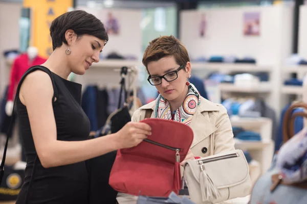 Bästa vän shopping i stora köpcentrum — Stockfoto