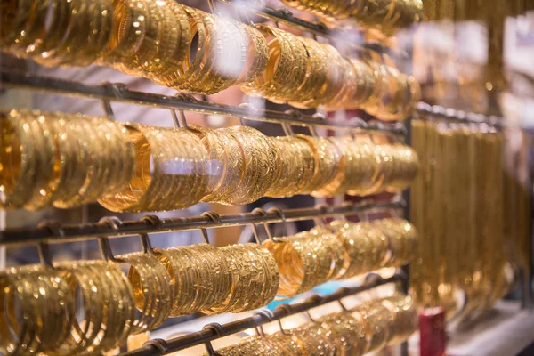 Zlaté šperky ve výloze — Stock fotografie