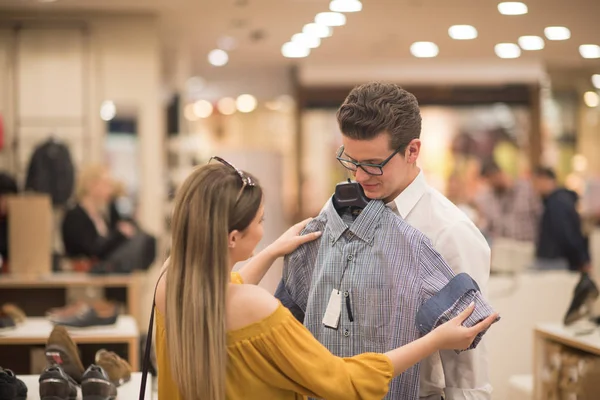 Pareja en tienda de ropa — Foto de Stock