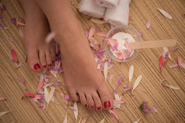 Kvinnliga fötter på spasalong — Stockfoto