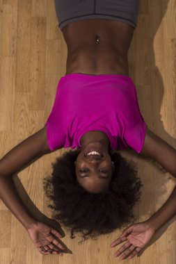 kadın pilates egzersiz yaptıktan sonra rahatlatıcı