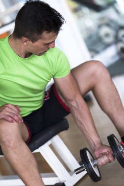 yakışıklı adam dumbell ile çalışma dışarı