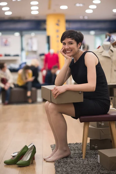 Vrouw probeert nieuwe schoenen — Stockfoto