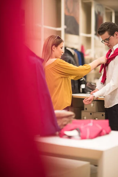 Pareja en tienda de ropa — Foto de Stock