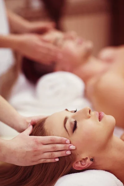Coppia godendo massaggio alla testa presso il centro benessere — Foto Stock
