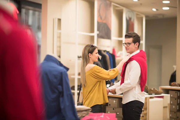 Couple en magasin de vêtements — Photo