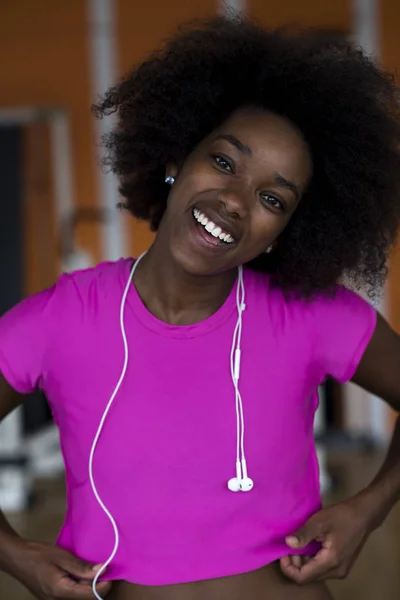 Afro americana donna in esecuzione su un tapis roulant — Foto Stock