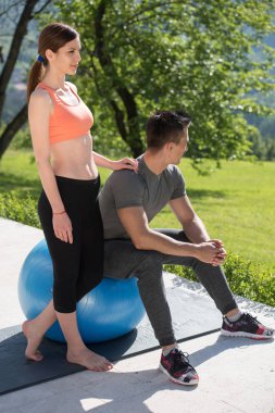 kadın ve kişisel antrenör egzersiz pilates topu ile yapmak