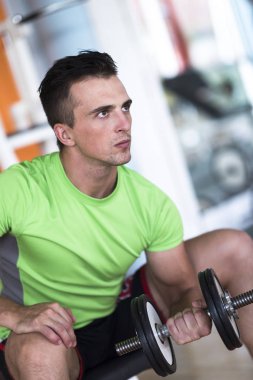 yakışıklı adam dumbell ile çalışma dışarı