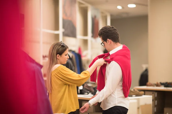 Pareja en tienda de ropa — Foto de Stock