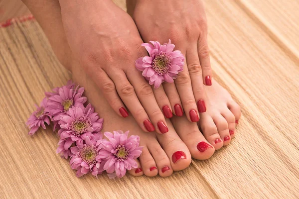 Picioare și mâini de sex feminin la salonul spa — Fotografie, imagine de stoc