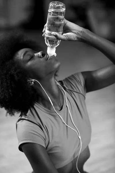 Joven afro americana mujer en gimnasio tener pilates entrenamiento break — Foto de Stock