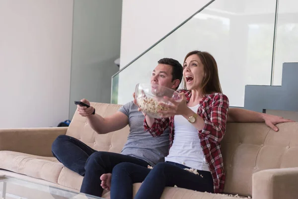 Jovem casal bonito desfrutando de tempo livre — Fotografia de Stock