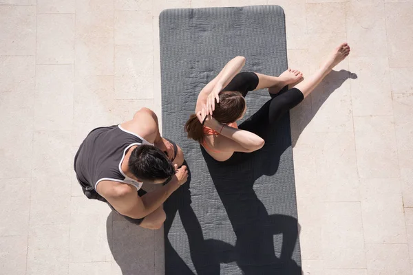 Mujer con entrenador personal haciendo yoga matutino — Foto de Stock