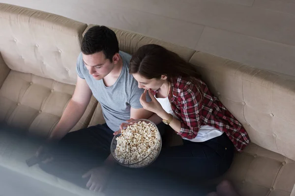 Jovem casal bonito desfrutando de tempo livre — Fotografia de Stock