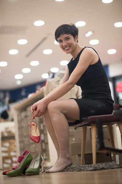 Donna cercando scarpe nuove — Foto Stock