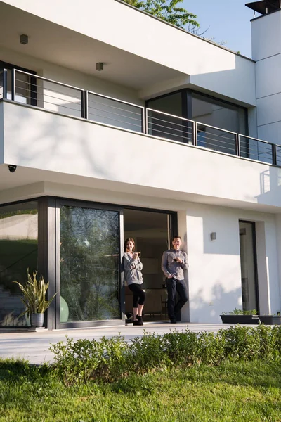 Koppel genieten op de deur van hun luxe huis villa — Stockfoto