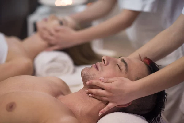 Casal desfrutando de massagem na cabeça no spa — Fotografia de Stock