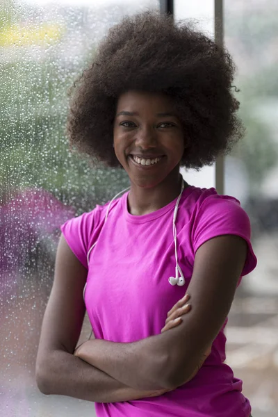 ジムで若いアフロ ・ アメリカ人女性の肖像画 — ストック写真