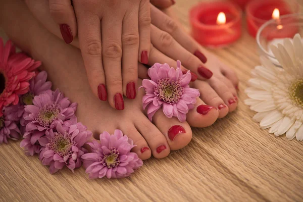 Weibliche Füße und Hände im Wellness-Salon — Stockfoto