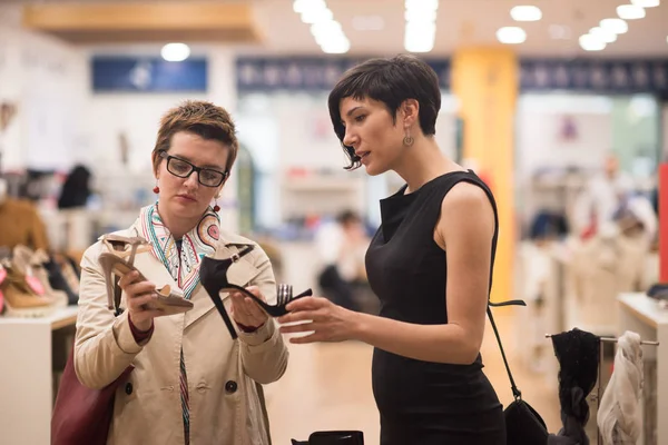 Bästa vän shopping i stora köpcentrum — Stockfoto