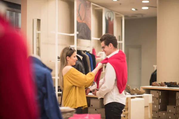Couple en magasin de vêtements — Photo