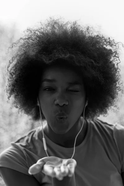 Ritratto di giovane donna afro americana in palestra — Foto Stock