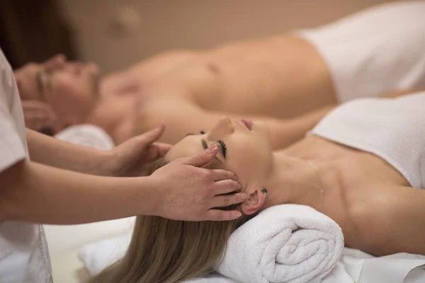 Casal desfrutando de massagem na cabeça no spa — Fotografia de Stock