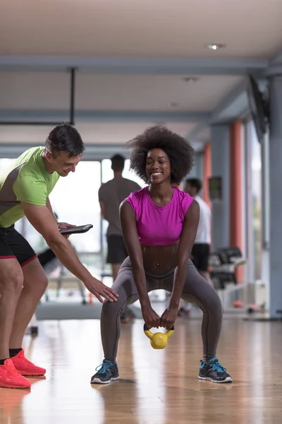Vikter träning med personlig tränare på crossfit gym — Stockfoto