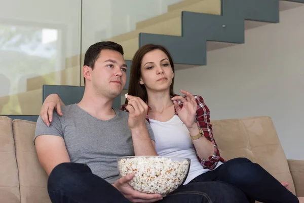 Jovem casal bonito desfrutando de tempo livre — Fotografia de Stock