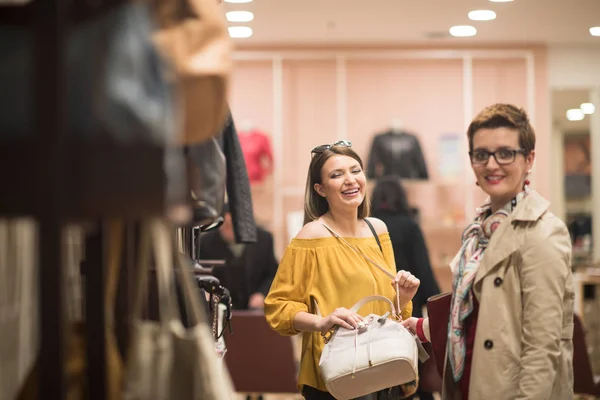 Bästa vän shopping i stora köpcentrum — Stockfoto