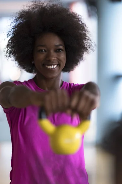 Frau trainiert in Crossfit-Fitnessstudio mit Kurzhanteln — Stockfoto