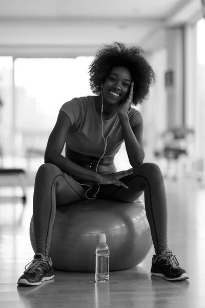 Frau entspannt sich nach Pilates-Training — Stockfoto