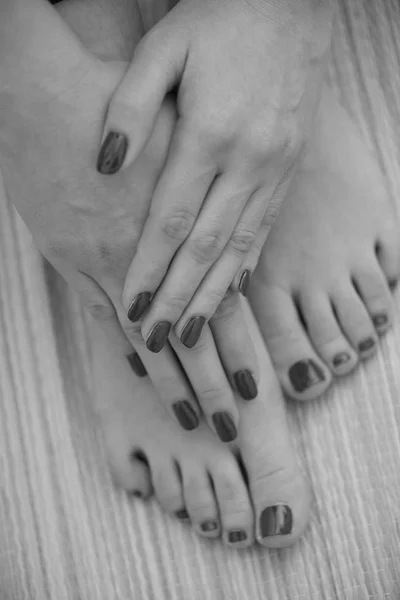 Pieds et mains féminins au salon de spa — Photo