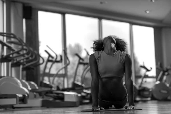 Femme afro-américaine yoga exercice dans la salle de gym — Photo
