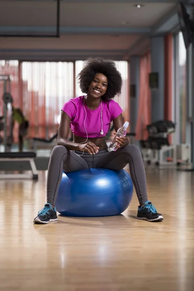 Kvinnan avslappnande efter pilates träningspass — Stockfoto