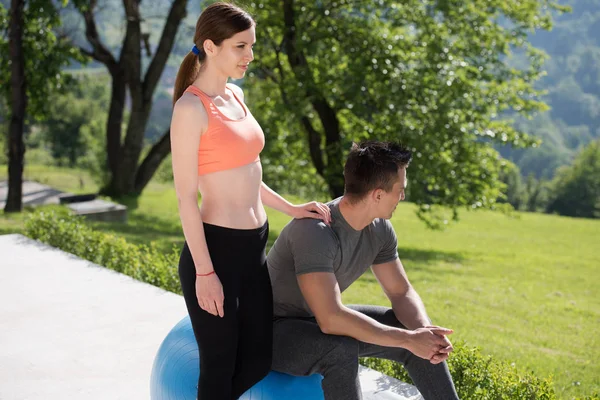 Kadın ve kişisel antrenör egzersiz pilates topu ile yapmak — Stok fotoğraf