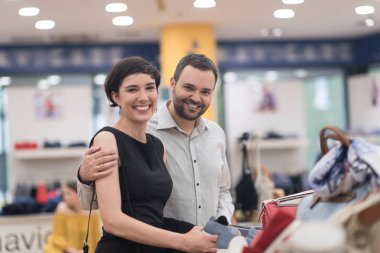 çift ayakkabı, Ayakkabı mağazasında seçer