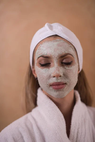 Spa Mulher aplicando máscara facial — Fotografia de Stock