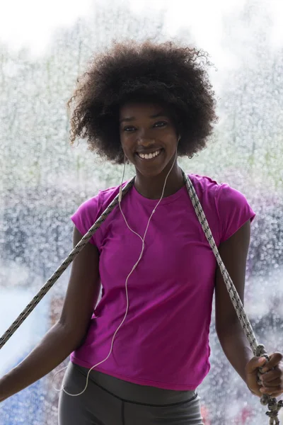 Retrato de jovem afro-americana no ginásio — Fotografia de Stock