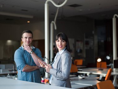 İş insanlar çalışma ile Tablet Office