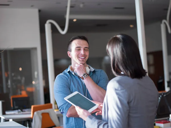 Geschäftsleute arbeiten im Büro mit Tablet — Stockfoto