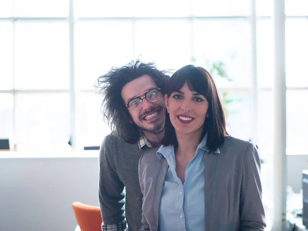 Couple d'affaires en démarrage dans un bureau moderne — Photo